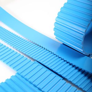 Blau: Die Zahnriemen der Linie Brecoprotect halten auch hohen Anforderungen an Reinheit und Sauberkeit stand, wie sie die Lebensmittel- oder die Medizintechnik fordern.