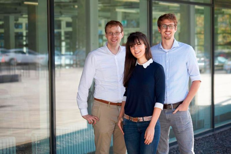 Platz 20: Das Start-up House of Plasma will mit seiner Sensor- und Steuerungstechnologie plasmabasierte Oberflächenbehandlung effektiver machen. Diese werde etwa zur Beschichtung von Brillengläsern oder zur Herstellung moderner Computerchips verwendet. Möglich mache das die neu entwickelte Messtechnik von Geoffrey Mellar (links), Maria Schnober und Moritz Oberberg: Multipole Resonance Probe.  (Bild: House of Plasma)