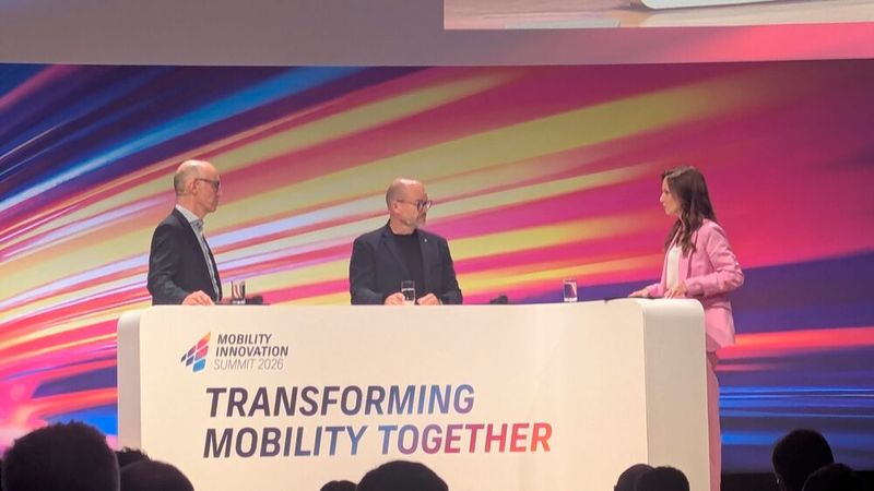 Dr. Mathias Pillin, CTO von Bosch (links) und Dr. Jörg Burzer, CTO von Mercedes Benz diskutierten im Talk, wie sich der Technologiewandel in puncto Elektromobilität, automatisiertes Fahren und SDV so effizient wie möglich gestalten lässt und wie es in anderen Ländern funktioniert. (Bild: Stefanie Eckardt)