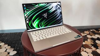 Razer setzt beim Book 13 ein leuchtstarkes Sharp-Panel im 16:10-Format mit einer Auflösung von 1.920 x 1.200 Bildpunkten ein. Das Display erkennt auch Touch-Gesten.  (Bild: Vogel IT-Medien)