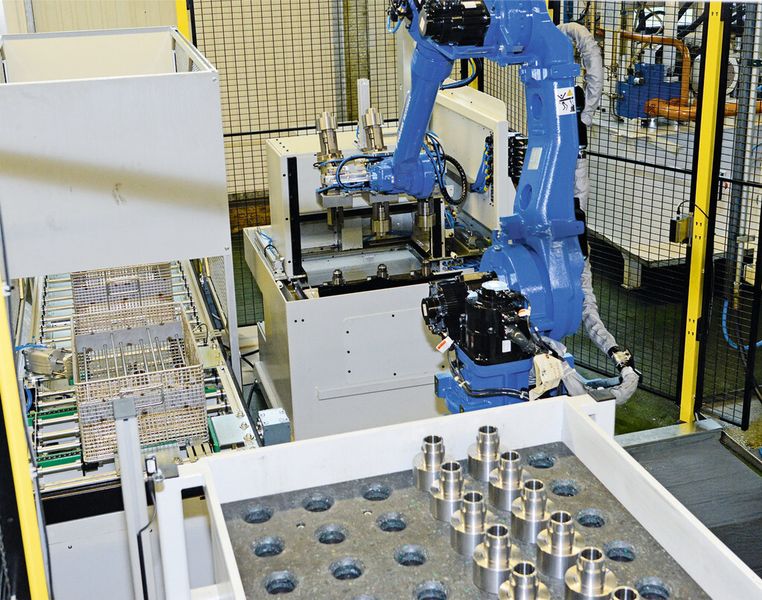 Bild 5: Neben dem Be- und Entladen der Maschine übernimmt der Motoman-Roboter MH50 noch weitere Handhabungsaufgaben. (Bild: Högel)