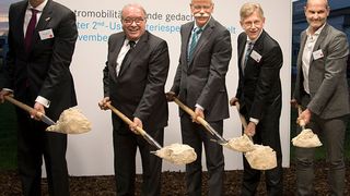Spatenstich für das Batteriespeicherprojekt in Lünen. Von links nach rechts: Klemens Rethmann (Rethmann Gruppe), Uwe Beckmeyer (Parl. Staatssekretär), Dieter Zetsche (CEO Daimler AG), Karl Gerhold (CEO Getec Group) und Thomas Raffeiner (CEO The Mobilty House). (Foto: Daimler)