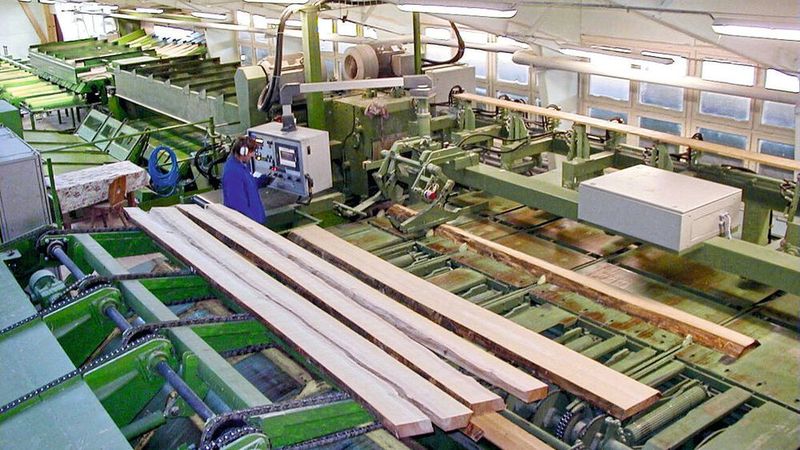 Bei der Vermessung von Brettkonturen kommt der Lasertriangulationssensor OptoNCDT 1220 von Micro-Epsilon zum Einsatz.(Bild:  Micro-Epsilon Messtechnik GmbH & Co. KG)