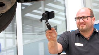 Die Serviceberater drehen in der Direktannahme maximal zweiminütige Videos, die sie dann an die Schlüsselwerfer senden. (Autohaus Ewald)