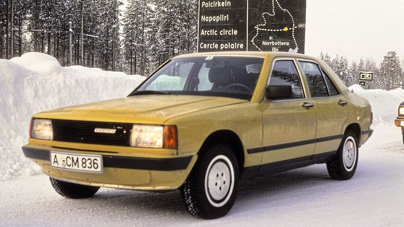 Wintererprobung eines Prototypen mit Tarn-Karosserie: Um Auto-Paparazzis zu verwirren, trugen die Fahrzeuge das Namensschild „Ushido“ zur Tarnung der Typenbezeichnung.  (Bild: Mercedes-Benz)