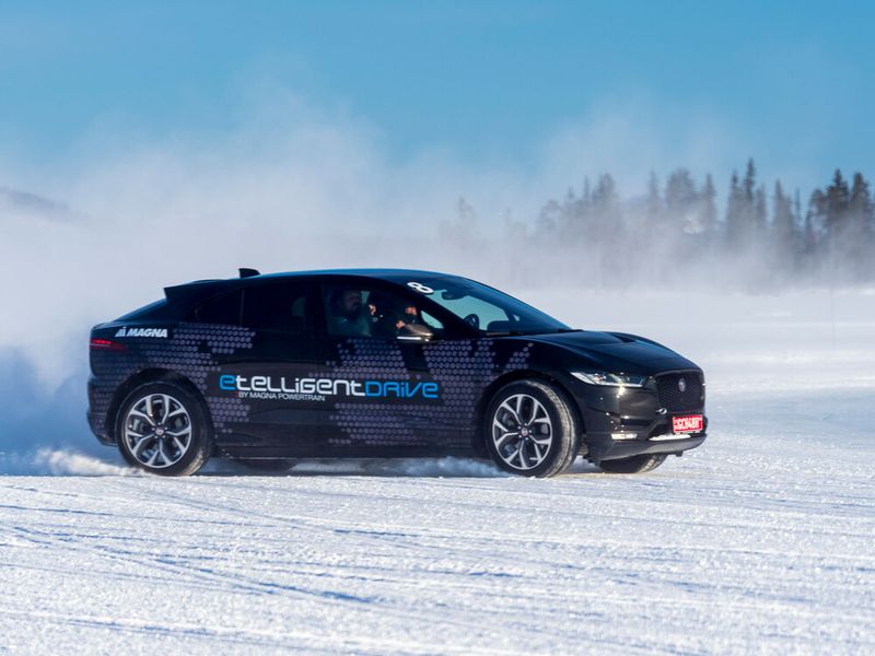 Magna hat in diesem Winter sogar etwas Besonderes zu bieten: einen markenneutralen Baukasten mit zwei E-Motoren. (Bild: Magna)