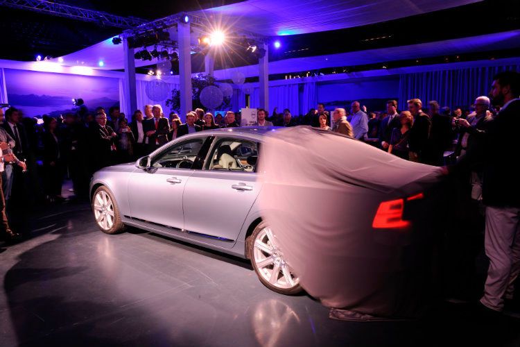 Der erste Höhepunkt der Tour ist die Enthüllung des Volvo V90 und des Volvo S90. (Foto: Christian Bittmann/Volvo)