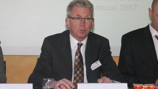 Hans-Jürgen Goslar, Geschäftleitungsmitglied der Schaeffler KG: „Es sind nicht mehr nur gefälschte Luxus- oder Konsumgüter, die den deutschen und europäischen Markt überschwemmen, sondern zunehmend auch sicherheitsrelevante Industrieprodukte wie Wälzlager“ Bild: Schäfer (Archiv: Vogel Business Media)