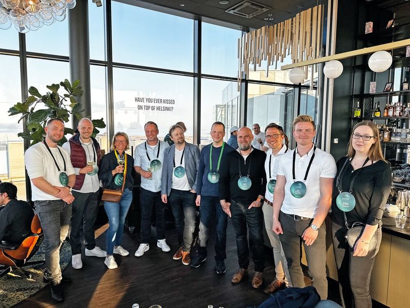 Die German Ecke: (v. l.) Stefan Linnig und Milan Dörnhöfer (WithSecure), Stephanie Steen (IT-BUSINESS), Daniel Knist und Jan Kolloch (WithSecure), Michael Jany (Alfred Ritter), Rüdiger Trost, Matthias Werner, Felix Spranger und Vanessa zur Lienen (WithSecure) (Bild: Vogel IT-Medien )
