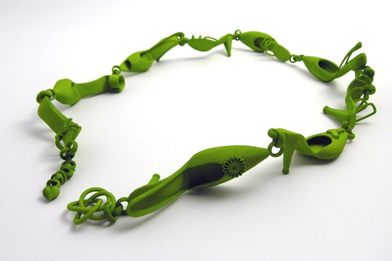 Selbst bewegliche Teile können gedruckt werden. Hier ein Kettchen aus gefärbtem Nylon als Modeschmuck des Designers Ted Noten. (Foto: commons.wikimedia.com/Nanobliss (CC BY))