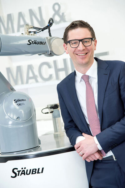 Peter Pühringer, Division Manager bei Stäubli Robotics Bayreuth: „Wir bieten nun alle Roboterkinematiken auch in geschützter Sonderausführung an.“ (www.fotothron.de)