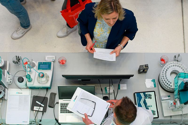 Der hatte von oben auch einen besonderen Blick auf so manchen Aussteller-Stand, etwa den von Metrohm.    Mehr Infos zu den kommenden LAB-SUPPLY-Messen finden Sie auf www.lab-supply.info (Bild: Stefan Stark)
