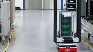 Beim Automatisierungssystemhersteller Sigmatek versorgen die beiden autonome Transportfahrzeuge vom Typ Melkus Rack Stacker BLS4060 – Sisi und Franz – die automatischen Fertigungslinien für Elektronikbaugruppen. (Bild: Melkus Mechatronic)