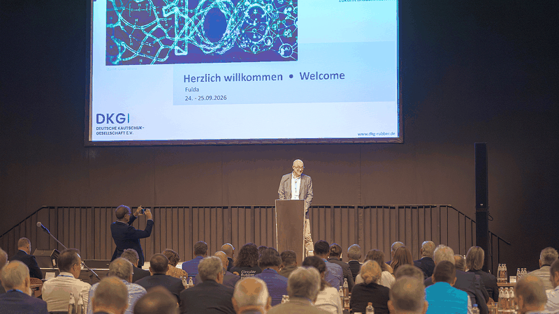 DKG-Geschäftsführer Prof. Herbert Baaser bei seiner Eröffnungsrede auf der diesjährigen Jahrestagung der DKG zum 100jährigen Jubiläum.(Bild:  DKG / Stefan Wüsten)
