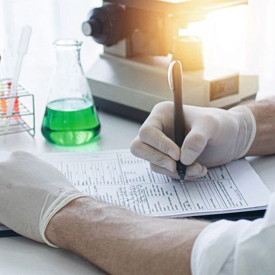 Mithilfe von Translation-Management-System lassen sich die Qualität und Sicherheit der Übersetzungen von Laborberichten gewährleisten.(Bild:  Across Systems)