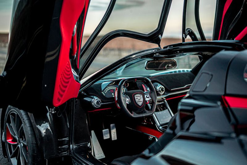 Der Innenraum bietet unter anderem eine Klimaanlage und einen großen Touchscreen für das Infotainmentsystem. (Bild: SSC North America)