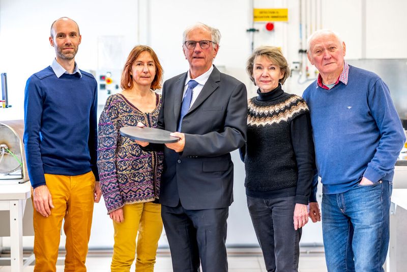 Das französisches Team bestehend aus Albin Chaise (links), Patricia de Rango, Michel Jehan, Nataliya Skryabina und Daniel Fruchart hat einen Weg gefunden, Wasserstoff sicher und effizient in fester Form zu speichern und dadurch die Lagerung und den Transport zu erleichtern. Dafür haben die Forscher eine atomare Struktur und ein neues Verfahren entwickelt. Damit lässt sich Wasserstoff in Form von Platten speichern. Die Methode verbrauche zudem weniger Energie als bei der Speicherung in flüssiger oder gasförmiger Form. Das Team wurde in der Kategorie „Forschung“ nominiert. (Bild: Nanda Gonzague/Europäisches Patentamt)