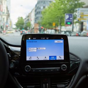 Autos und Parkhäuser werden künftig per Mobilfunk Daten austauschen.(Bild:  Valéry Kloubert)