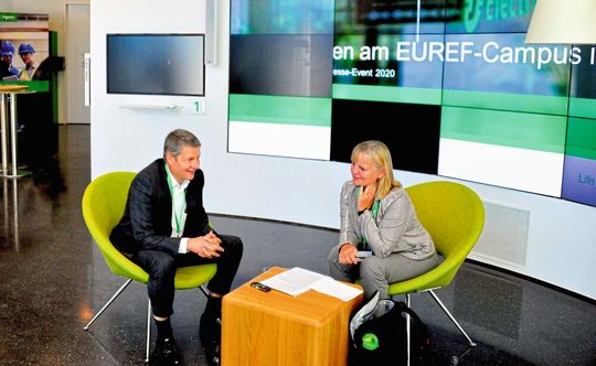 Jürgen Siefert, Vice President Industrial Automation DACH, Schneider Electric betont im Gespräch mit der Redakteurin: „Wenn der Wind der Veränderungen weht, kann man eine Mauer bauen oder Windräder. Wir setzen auf die Windräder.“(Bild:  Schneider Electric)