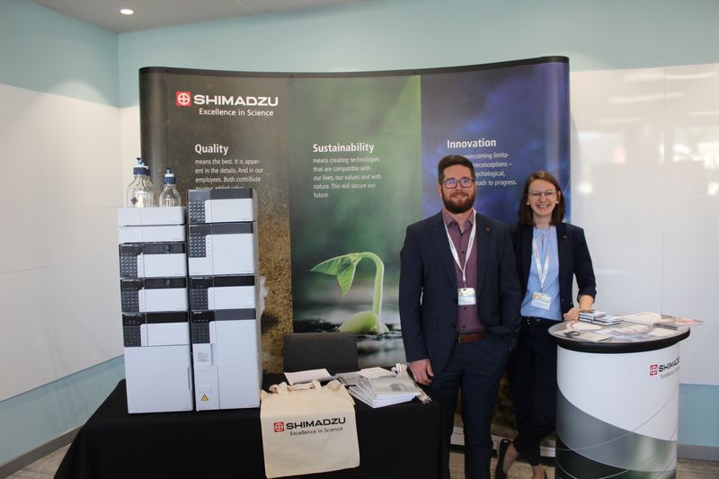 Dr. Vosskötter hat zur Unterstützung seine Kollegin Theresa Schraufstetter an den Shimadzu-Stand geholt. (Bild: LABORPRAXIS)