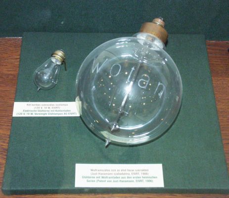 Bild 2c: Glühlampe mit Kohlefasern (links) und Wolframdraht (rechts) basierend auf dem Patent von Alexander Just und Franjo Hanaman im ungarischen Museum für Technik, Technologie und Transport in Nagycenk / H. (Bild: Zátonyi Sándor / Wikimedia)
