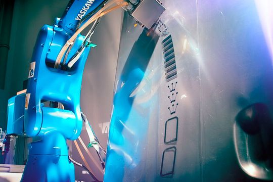 Durch robotergestützten Inkjetdruck kann gedruckte Elektronik auf 3D-Oberflächen in die Serienfertigung integriert werden. Durch robotergestützten Inkjetdruck kann gedruckte Elektronik auf 3D-Oberflächen in die Serienfertigung integriert werden.