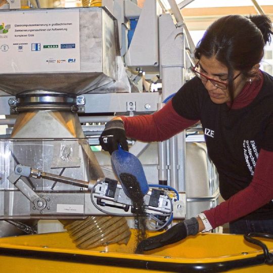 Margarita Mezzetti vom Institut für Aufbereitungsmaschinen an der Pilotanlage(Bild:  TU Bergakademie Freiberg)