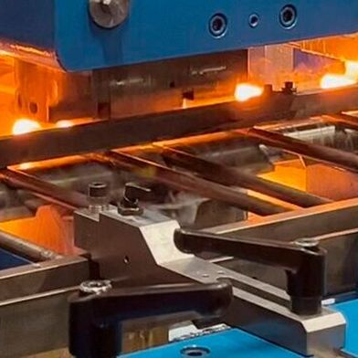 Screw head forming with heat: The heads of the blanks are heated to over 1,000 °C in the induction stage. (Image:Aachen mechanical engineering)