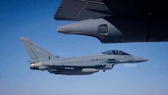 Europa will sich für militärische Konflikte vorbereiten. Da sind KI-Systeme, die etwa Kampfflugzeuge steuern können, wichtig (Symbolbild). Helsing ist Spezialist für so etwas und meldet, dass Investoren einen hohen Millionenbetrag für weitere Entwicklungen lockergemacht haben.(Bild:  Verteidigungsministerium)