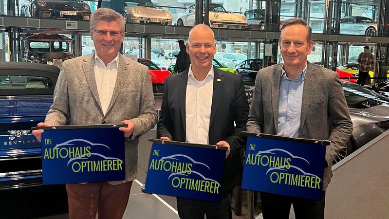 In der Kölner Motorworld unterzeichneten die Partner den Projekt-Vertrag (v.l.n.r.): Ansgar Klein, BVfK-Vorstand, Jan Knoll, geschäftsführender Vorstand der Motoo eG und Markus Hamacher, Geschäftsführer bei ELN.(Bild:  BVfK)