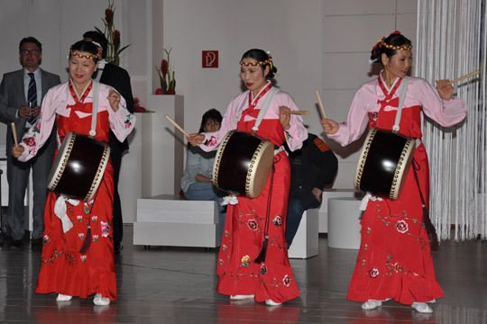 Natürlich durfte eine koreanische Trommelgruppe nicht fehlen. (Archiv: Vogel Business Media)