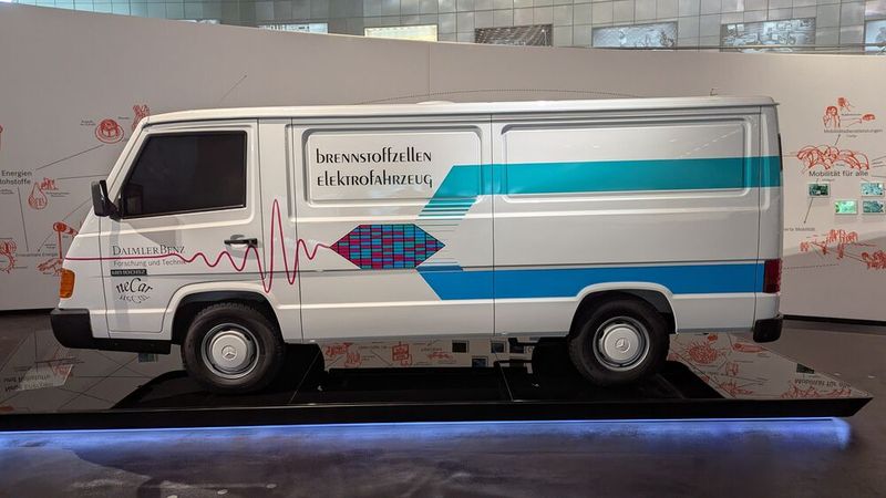 NeCar (New Electric Car) wurde 1994 auf der Basis des Mercedes-Benz MB 100 als das erste Brennstoffzellenauto der Daimler-Benz AG vorgestellt und steht heute im Mercedes-Benz Museum in Stuttgart. Die Brennstoffzelle wandelt Wasserstoff und Sauerstoff in Wasser um. Dabei entsteht elektrische Energie, die einen Elektromotor antreibt. Die nötigen Anlagen zur Stromerzeugung füllen dabei den gesamten Laderaum des Transporters aus.  NeCar steht für New Electric Car (dt.: neues elektrisches Fahrzeug) und wurde von Daimler-Benz für Versuchsfahrzeuge mit Elektroantrieb und Brennstoffzellen zur Elektrizitätsgewinnung aus Wasserstoff verwendet.  (Bild: Dominsky – VCG)