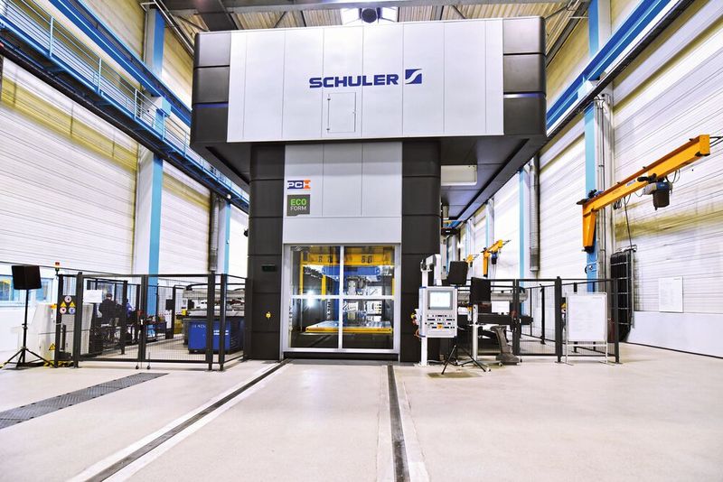Auf hydraulischen Pressen von Schuler kommt nun ein neues Verfahren für die Warmumformung von Aluminium zum Einsatz. (Bild: Schuler)
