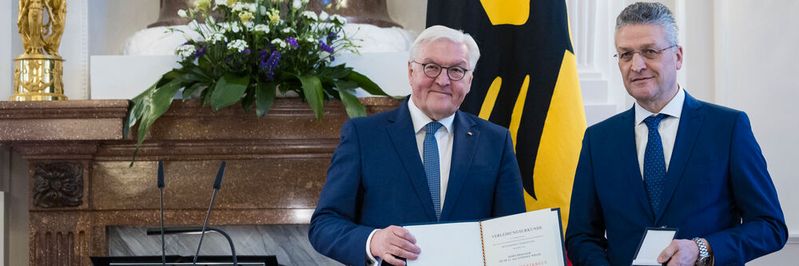 Bundespräsident Frank-Walter Steinmeier überreichte Prof. Wieler das Verdienstkreuz erster Klasse.(©  HPI / Kay Herschelmann)