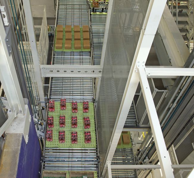 Durch die Bildung von Tray-Pulks wird eine sehr hohe Transportdynamik auf der Fördertechnik erreicht. (Bild: Witron)