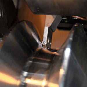 Bild 1: Der 8 mm breite und mit einem Y-Spanformer versehene Vollradius-Stechdreh-Schneideinsatz auf einem schlanken Halter.