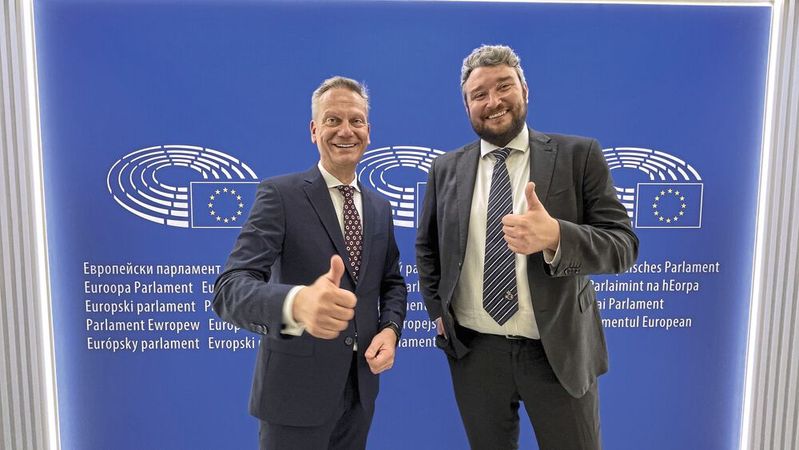 ZDK-Präsident Arne Joswig (l.) und Friedrich Trosse vom ZDK-Büro in Brüssel im Europa-Parlament (Bild:  ZDK)