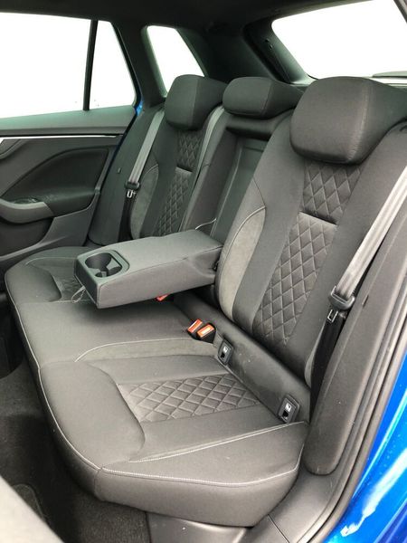 Spürbar wird das Wachstum vor allem im Fond, selbst wenn ein großer Fahrer mit 1, 90 Metern den Sitz weit nach hinten schiebt. (Jens Scheiner/»Automobil Industrie«)