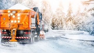 Damit der Streudienst bei winterlichen Straßenverhältnissen zuverlässig arbeiten kann, muss u. a. auch die Streusalzlösung die richtige Konzentration aufweisen, damit der Taupunkt stimmt.  (Bild: Milan - stock.adobe.com)