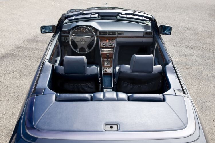 Insgesamt nur 33.968 Einheiten des rund 2,6 Millionen Mal gebauten W124 entfielen auf die als „vollwertiges Viersitzer-Cabriolet“ bezeichnete Karosserievariante. (Foto: Daimler)