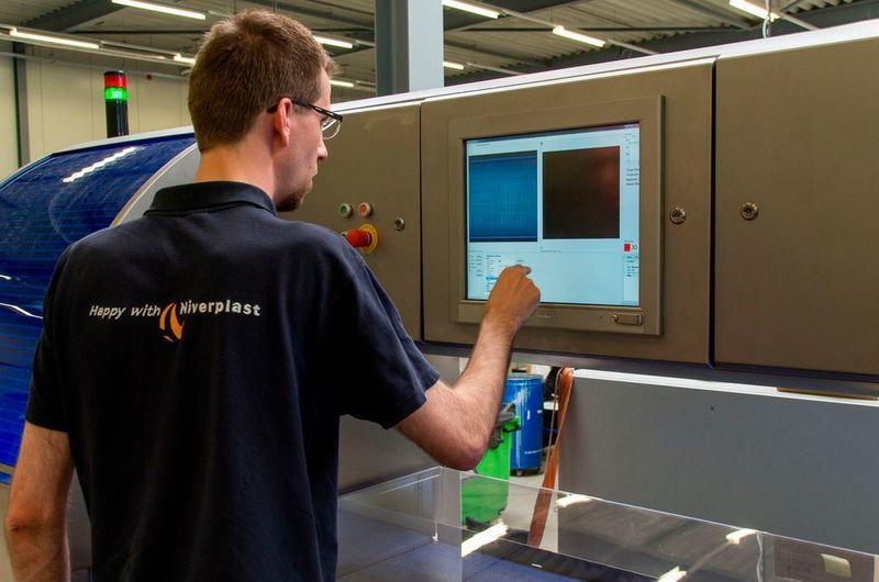 Die Einrichtung der nächsten Backwaren erfolgt über ein Touchpanel an der Maschine. (Stemmer Imaging)