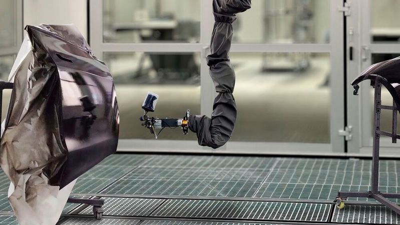 Roboter in der Lackierkabine: Sehon stellt seine neue Lackieranlage AI Revolution vor.(Bild:  Sehon)