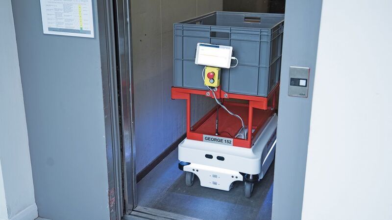 Über eine Verbindung mit dem WLAN kann der mobile Roboter auf die Steuerung des Aufzug- systems zugreifen und selbstständig ein- und aussteigen. (MiR)