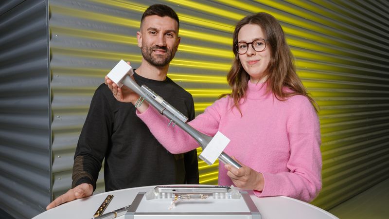Auf der Hannover Messe zeigt das Team von Paul Motzki (l.) den Prototyp eines smarten Implantats, in dem alles an Technologie steckt, um die Heilung sichtbar zu machen und aktiv zu fördern. Floria Wein (r.) forscht schon im Studium an der Technologie mit. (Bild:  Oliver Dietze)