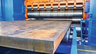 Über 3-Wege-Logikventile angesteuerte Axialkolbenmotoren im geschlossenen Kreislauf treiben die sieben Walzen direkt an. Die hydraulischen Zylinder im offenen Kreislauf verstellen den Walzenspalt und bringen die notwendigen Kräfte auf.  (Haeusler AG)