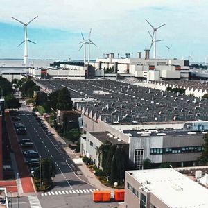 Emden: 50 Jahre lang war das VW-Werk in Emden vor allem mit einem Modell verbunden: dem Passat, der hier ab 1974 vom Band lief. Zehn Jahre zuvor hatte VW den Standort in Ostfriesland eröffnet - vor allem wegen des Zugangs zum Hafen für den Export nach Übersee. Inzwischen wurde das Werk mit heute 8.600 Mitarbeitern zum reinen Elektro-Standort umgebaut. Mehr als eine Milliarde Euro hat VW dafür seit 2020 investiert. Statt des Passats werden hier jetzt ID.4 und ID.7 gebaut. Wegen der zuletzt schwachen Nachfrage nach E-Autos musste VW bereits zeitweise die Bänder stoppen.(Bild:  Volkswagen AG)