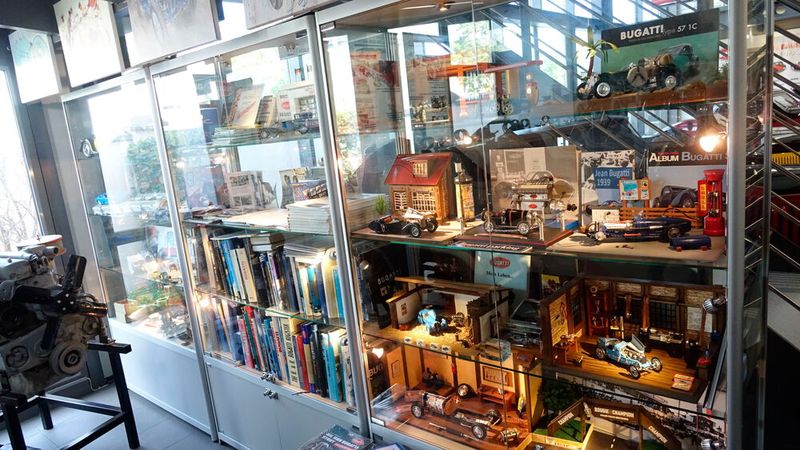 Auch ein paar Devotionalien dürfen bei einer Marke wie Bugatti selbstverständlich nicht fehlen. Ach ja: Wer mehr über das Leben des Jean Bugatti erfahren möchte, dem sei das Buch des Autovision-Erfinders Horst Schultz empfohlen. Mit diesem schließt er eine Lücke in der bereits veröffentlichten Literatur zur Marke Bugatti. Die Hauptperson ist diesmal nicht der Firmengründer Ettore Bugatti, sondern dessen Sohn. Detailliert dokumentiert wird, welchen Stellenwert er bei der Produktion der heute legendären letzten französischen Bugattis hatte.         (Bild: Dominsky – VCG)