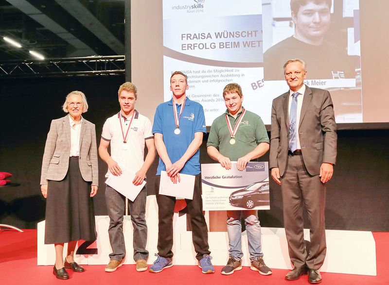 Die Gewinner der Poly­mechaniker-Disziplinen (Mitte v. r. n. l.) Patrick Meier (CNC-Drehen), Silvio Tönz (CNC-Fräsen) und Marco Michel (Automation) sowie Paulette Binkert von der Binkert-Stiftung und Fraisa-­Geschäftsführer Thomas Nägelin (r.). (Anne Richter)