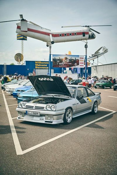 Ein Synonym für Tuning (in Deutschland): der von 1975 bis 1988 gebaute Opel Manta B. Er wurde in den 1980er- und 1990er-Jahren zum Kultobjekt von Tuningfreunden. Filmisch wurden dem Manta und seinen Fahrern mit „Manta, Manta“ und „Manta – Der Film“ (beide 1991) Denkmäler gesetzt, oft mit eher ironisch-abwertendem Charakter.  (Bild: Ralf Engelsmann)