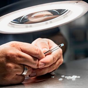 Im Bereich Micro Moulding bei Starlim können die Bauteile auch so klein werden, dass auch eine Lupe nicht mehr ausreicht, um die Qualität der Hightech-Winzlinge beurteilen zu können. Dann muss das Mikroskop her.(Bild:  Starlim Spritzguss)